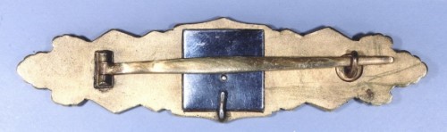 Reverse of the deluxe version of the Gold grade clasp, showing the unique retraining hook at the top of the centre and the single rivet securing the backing plate. These versions, produced only by C E Junker of Berlin, were never marked. 