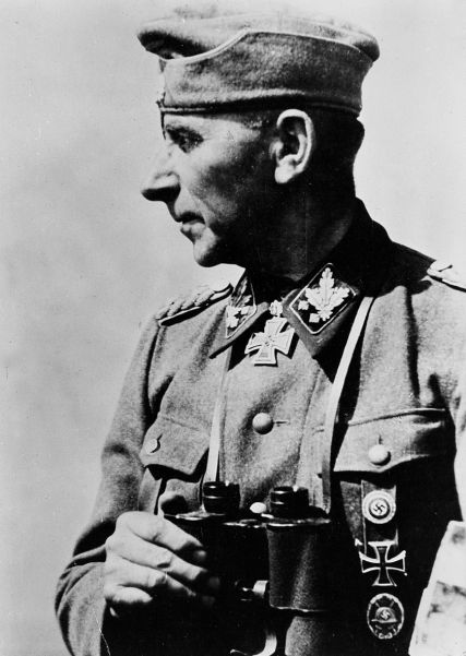 The head of the Inspectorate of the SS-Verfügungstruppe, Paul 