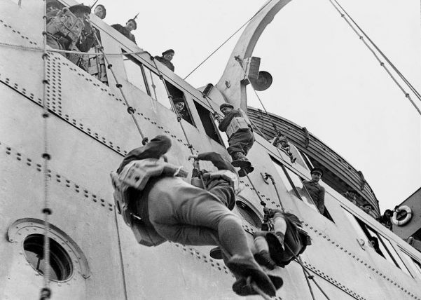 French mountain soliders arriving in Norway to help repel the Nazi invasion