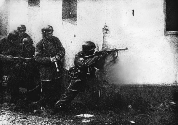 German parachutists engages in street fighting with Allies in Corinth during the invasion of Greece